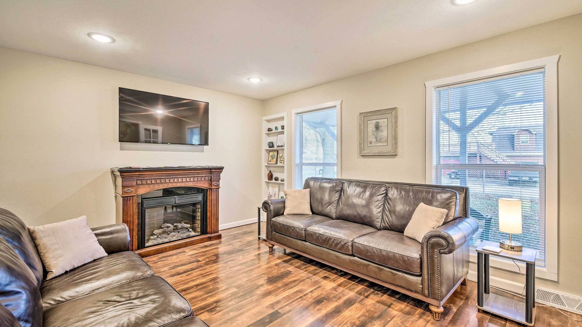 Ozark House | Inviting Ozark Home ~ 31 Mi to Branson!