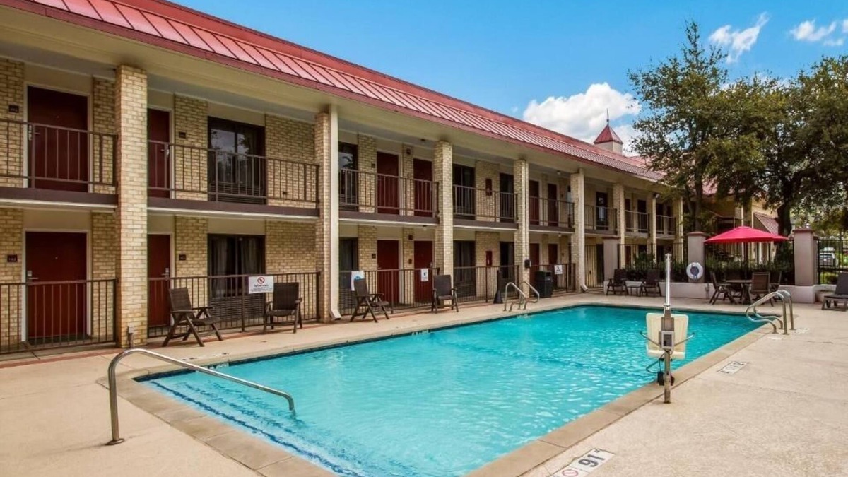 Addison Hotel | Inviting Room Close to WaterTower Theater - Relaxing Getaway