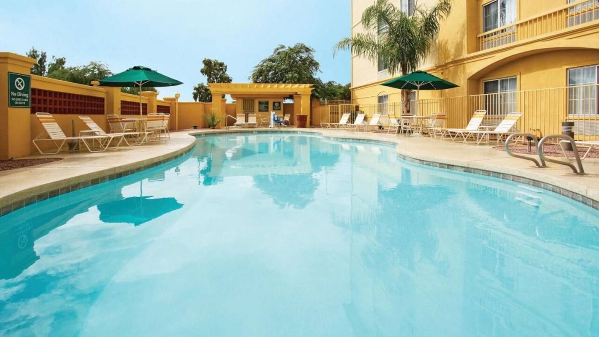 Superstition Springs Hotel | Inviting Room Perfect for Couple Stay with Free Breakfast & Outdoor Pool Access