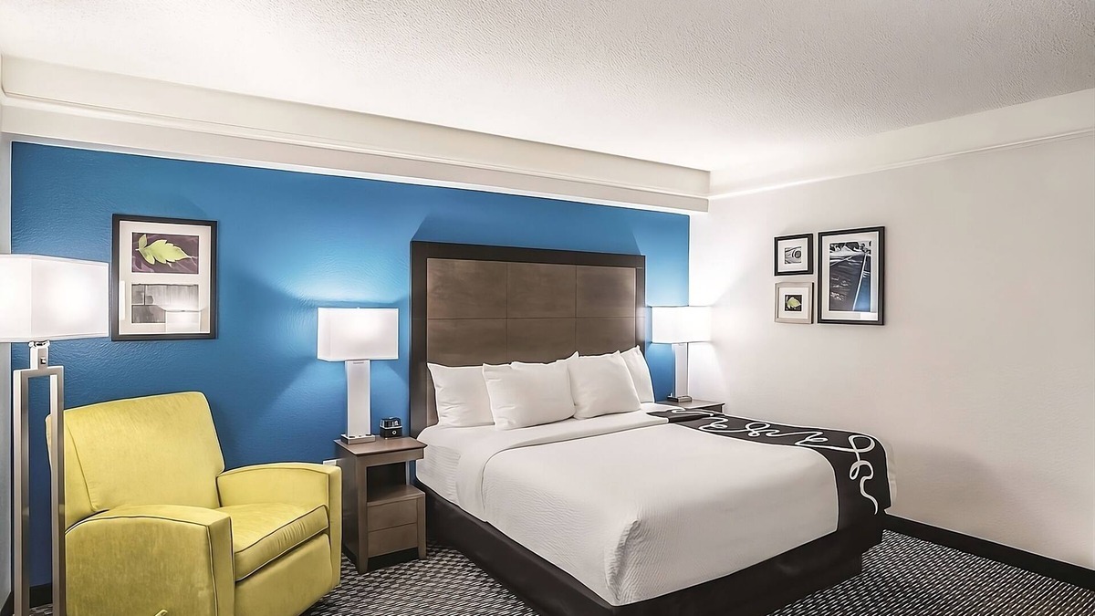 Phoenix Hotel | Inviting Room with Outdoor Pool and Complimentary Breakfast