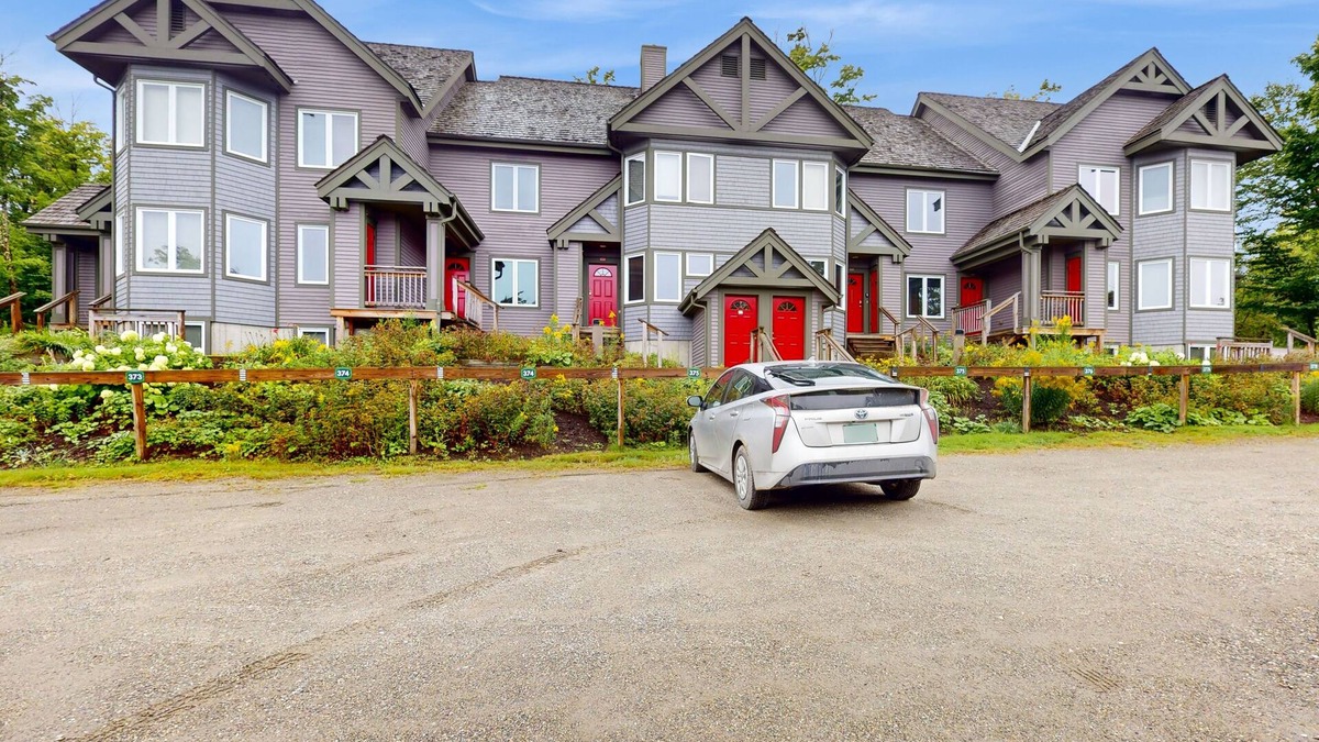 North Troy Condo | Inviting ski-in/ski-out condo - free WiFi, gas fireplace & free ski shuttle