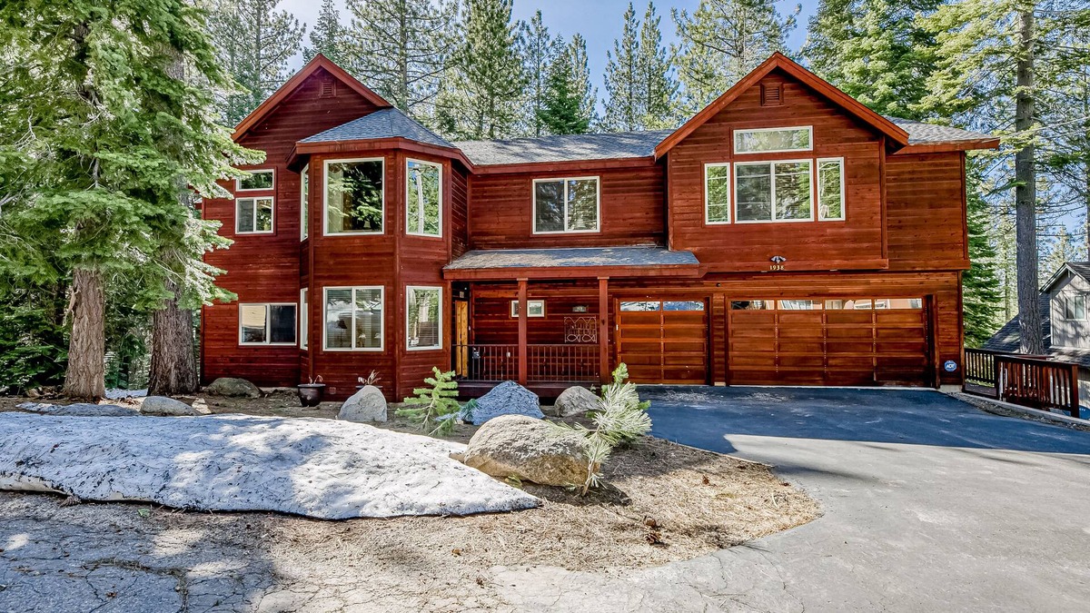 Tahoe Paradise House | Inviting spacious home with fireplace, deck, hot tub, full kitchen, & W/D