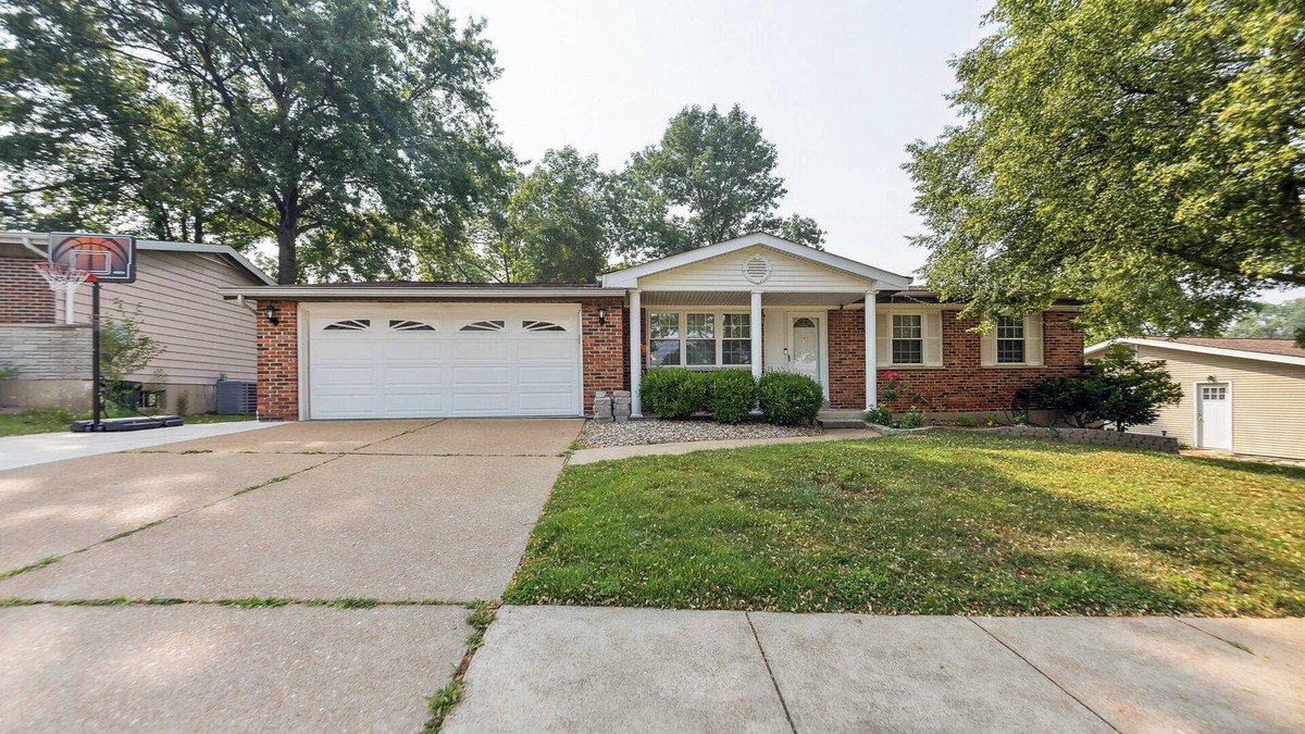 Mehlville House | Inviting St Louis Home w/Deck Near Forest Park!