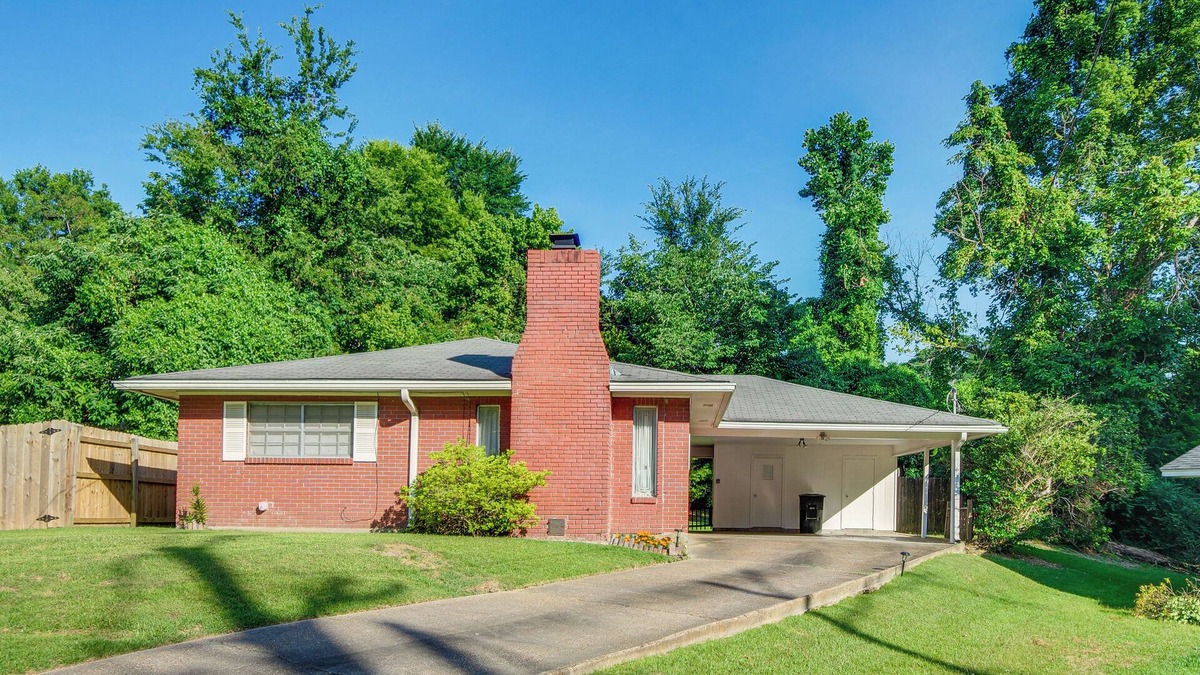 Vicksburg House | Inviting Vicksburg Home w/Patio + Charcoal Grill!