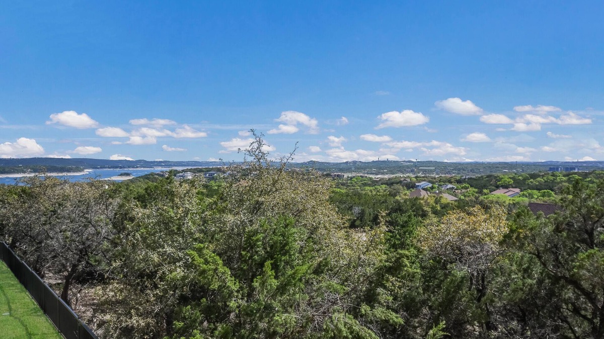 Jonestown Condo | Inviting Villa at Hollows Resort with Amazing Country & Lake Views! 4 Pools, Pickleball!