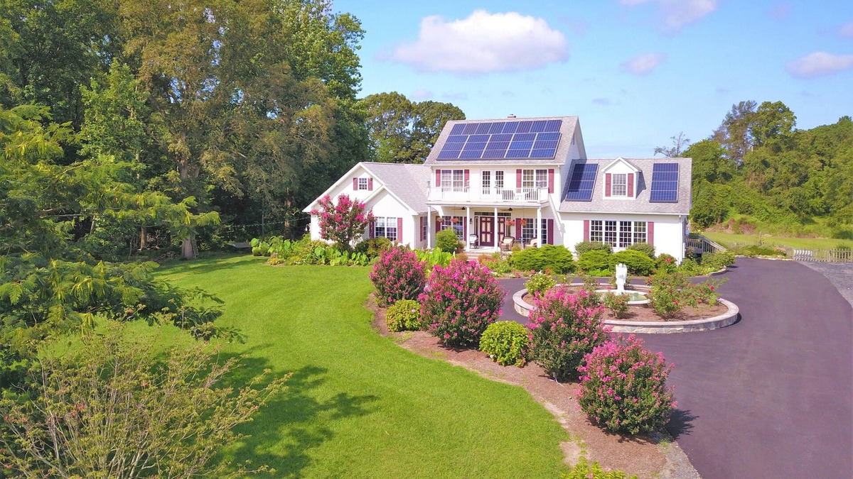 Milford Bed & Breakfast | Iona Stables and Inn 2nd floor guest room with private bathroom