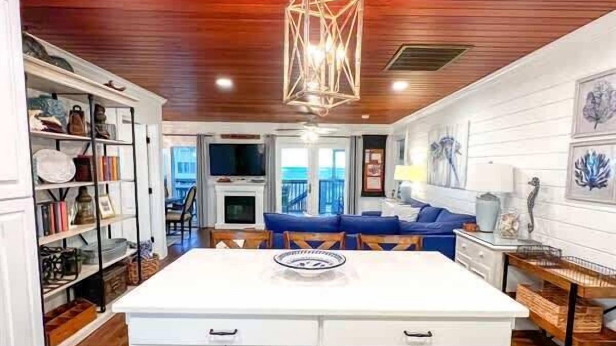 Indian Pass House | IP Beach House- Family Holiday home 3 bedroom sleeps 8 Elevator Pet Friendly Ice