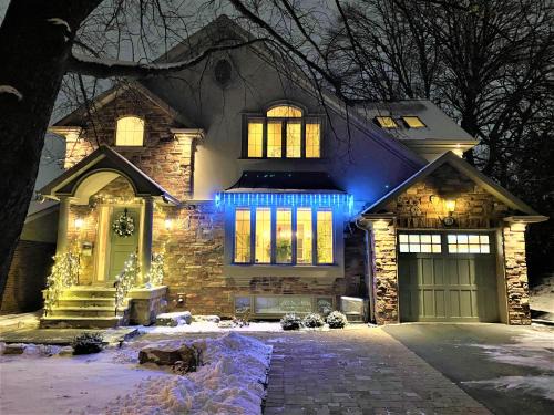 Markland Wood House | iResidence in Toronto - Unique Mansion - Fantastic Views with Breakfast
