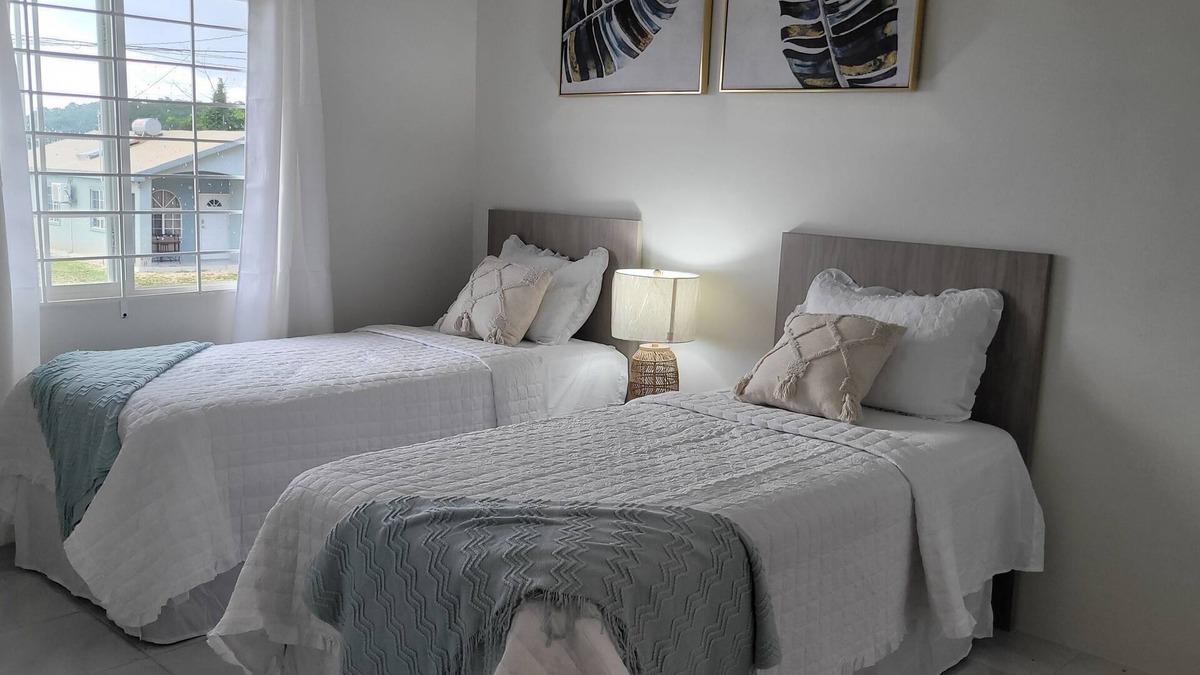 Discovery Bay House | Irie Rock 4 mins to the beach Cosy 2 bed with Modern Comforts in Discovery Bay