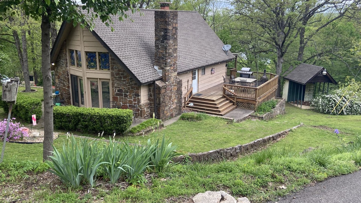 Paradise Hill House | “Iris Cottage” - Cozy Cabin that Sleeps 10