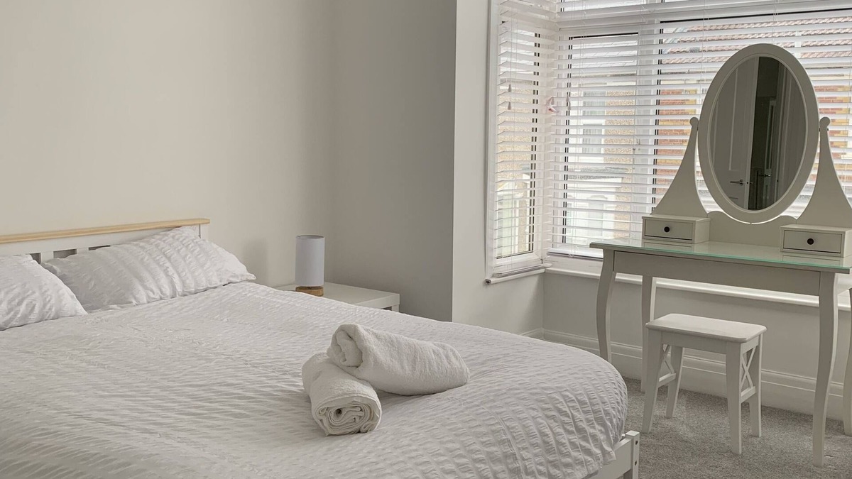 Southsea House | Iris home in Southsea, Portsmouth. 15 minute walk to the seafront!