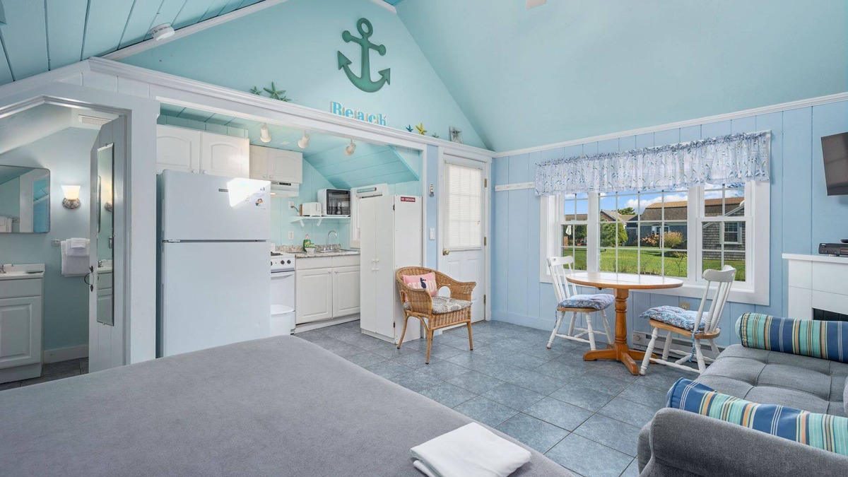 Yarmouth Cottage | Irish Mist is your charming beachside retreat on Nantucket Sound