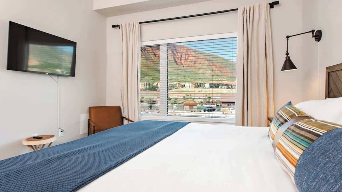 Glenwood Springs Condo | Iron Mt Hot Spgs Condo #207 | Mtn Views | Sleeps 4