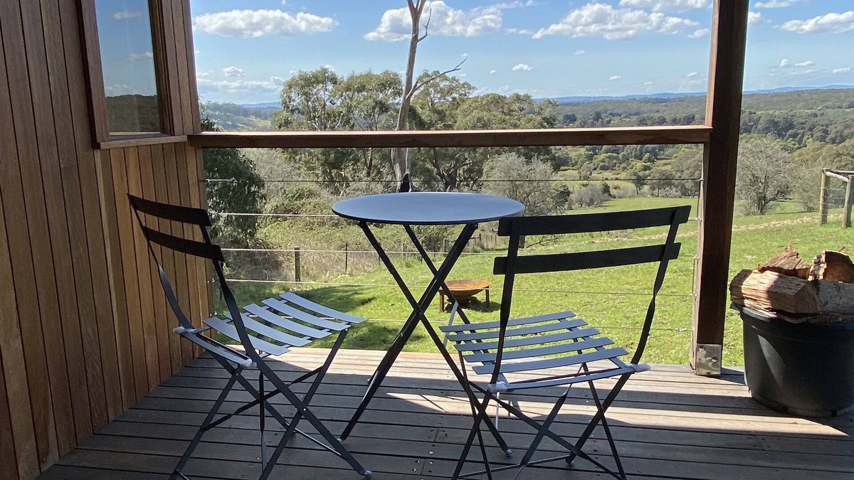 Drummond Cottage | Ironbark cabin, a tranquil romantic getaway between Daylesford and Kyneton.n