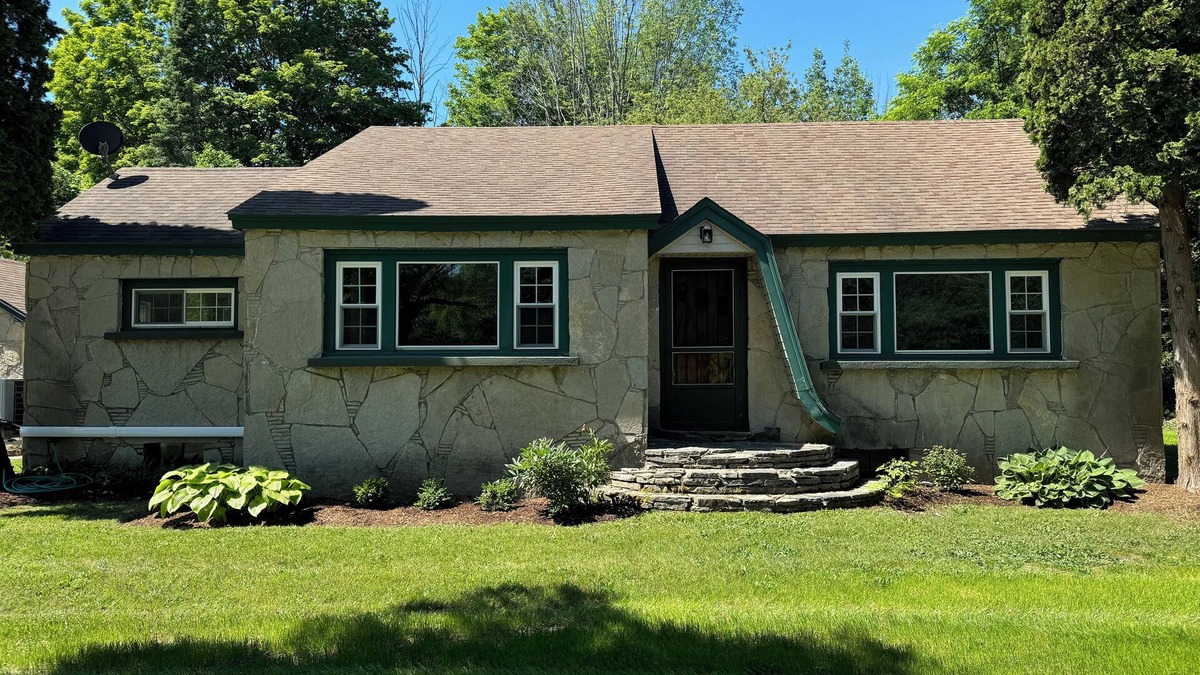 Charlevoix House | Ironton Stone Cottage on 'The Beautiful' Lake Charlevoix - 5min Walk-to-beach!