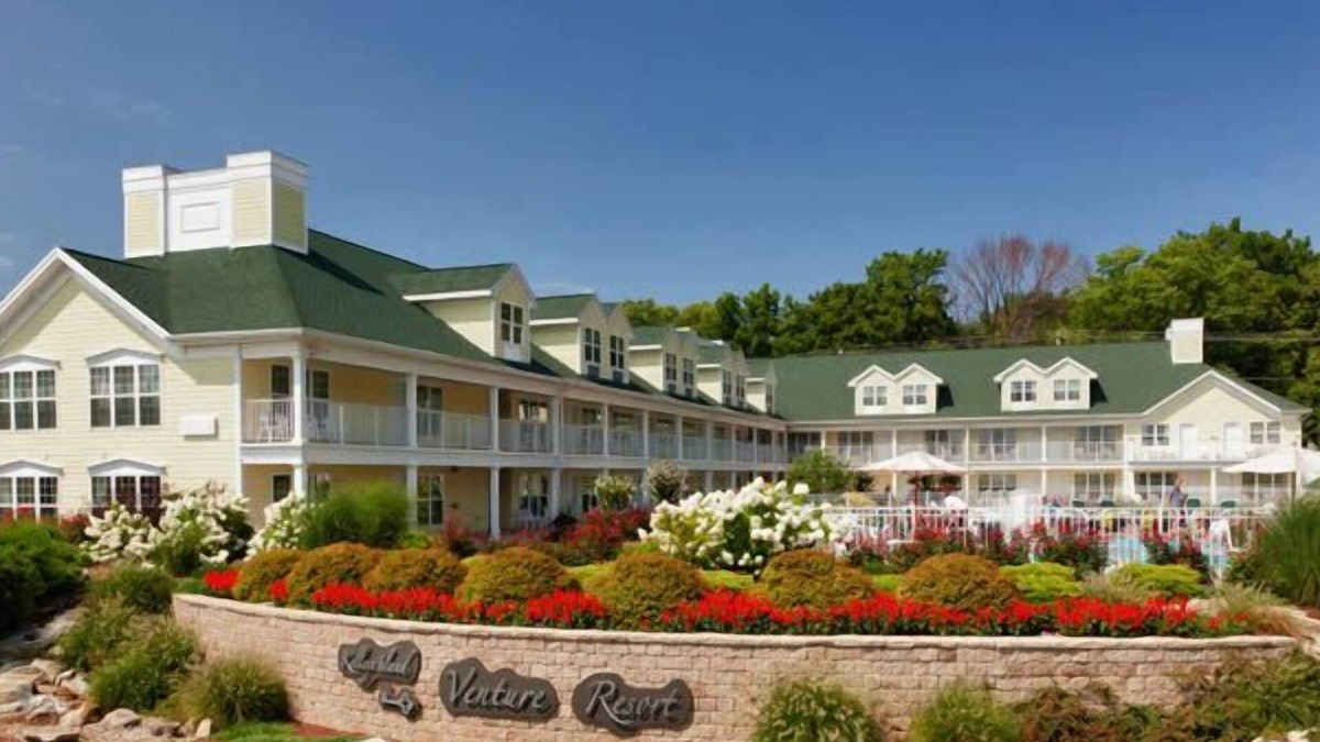 Kelleys Island Hotel | Iroquois Suite at Kelley's Island Venture Resort