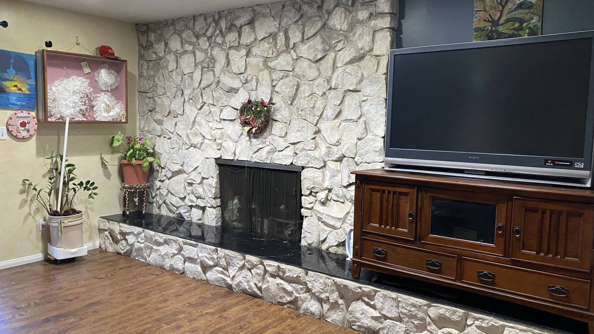 North Hills West House | Is a corner house close to magic mountain park and universal studios.