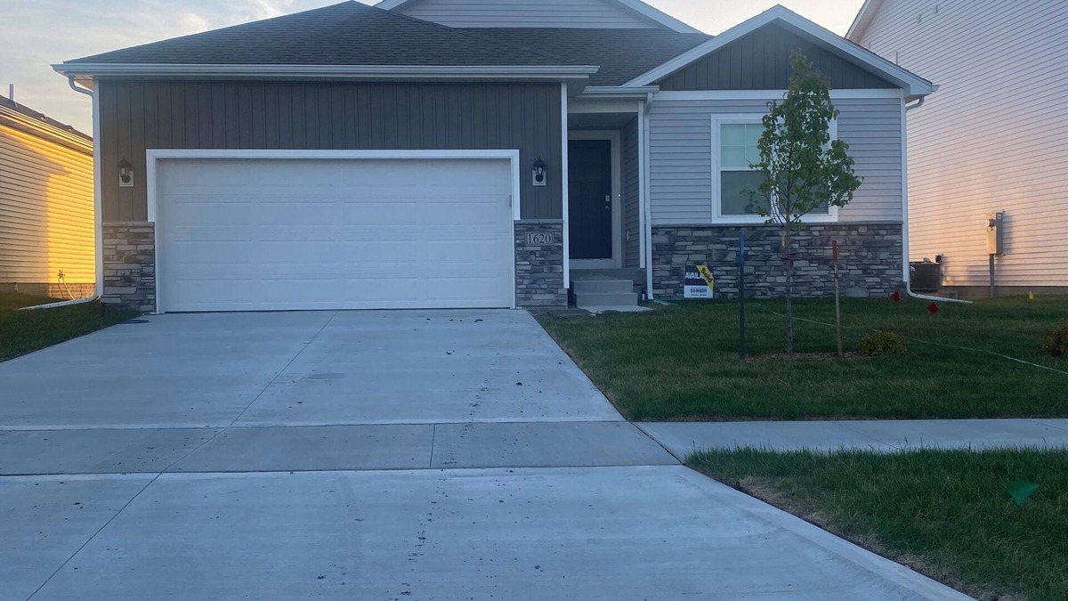 Ankeny House | Is this Heaven? No It’s Iowa!n4-bedroom home on pond in welcoming Ankeny w/Wifi