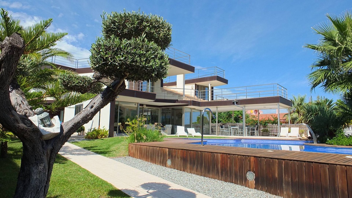 L Almadrava Villa | Isabella. spacious modern villa with sea views fr