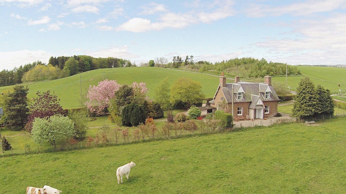 Kirriemuir Cottage | Islabank Farmhouse - SAAP