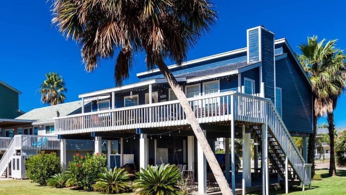 Pirates Beach House | Island Breeze | Short Walk to Beach