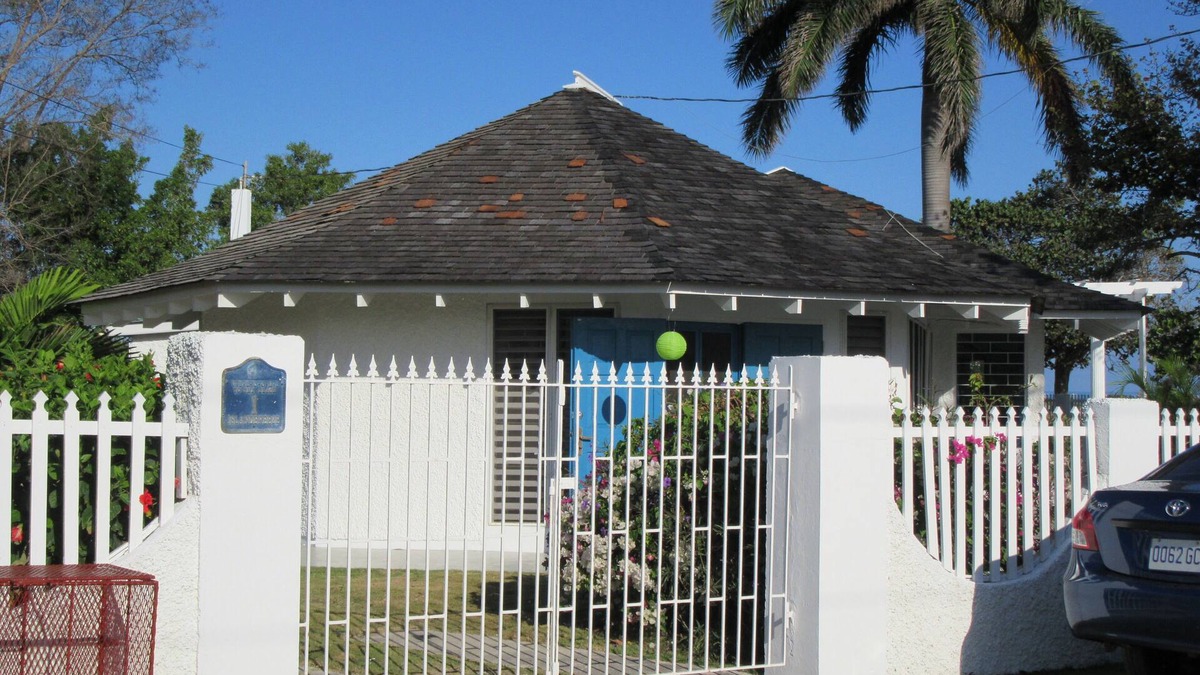 Silver Sands Villa | Island Breeze Villa- On the Sea Side