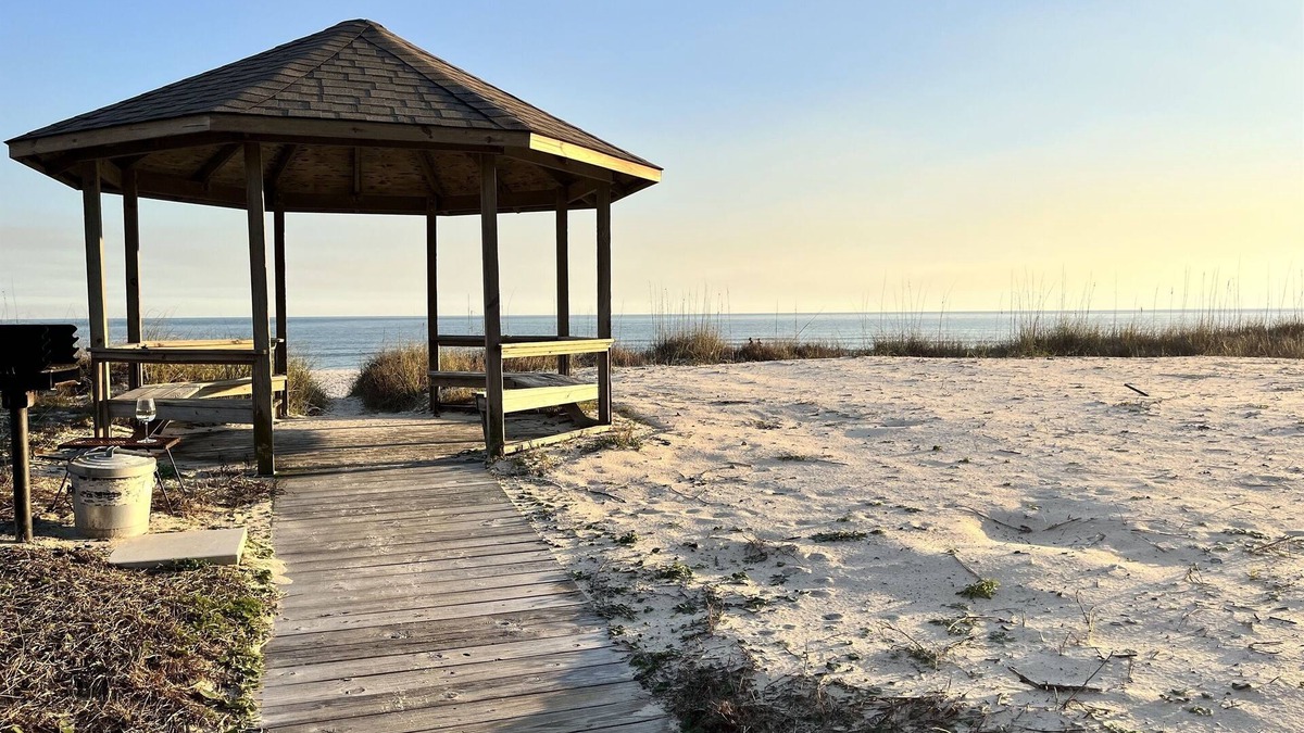 East End Condo | ISLAND CLUB- East End OCEANFRONT Ground Level unit with gazebo and OCEAN VIEW