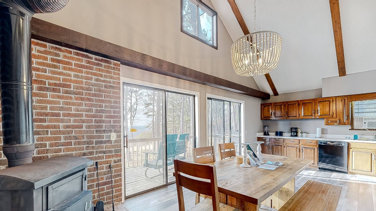 Eureka Springs Cottage | Island cottage on golf course with deck, fireplace - lake nearby