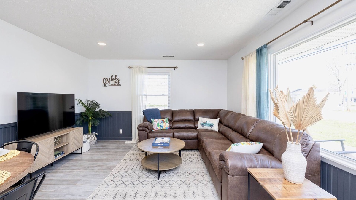 Lakeview Cottage | Island Cottage w/Pool Table & Walking distance to Cranberry!