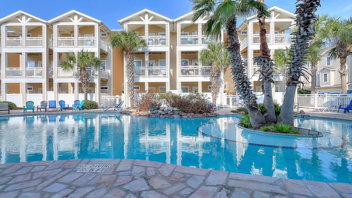 Corpus Christi House | Island dog-friendly townhome with pool access - patio, washer/dryer, and AC