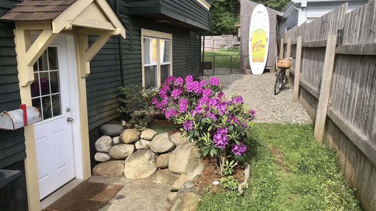 Union Bay Apartment | Island Getaway - Charming Two Bedroom Guest Suite, stones throw from the ocean