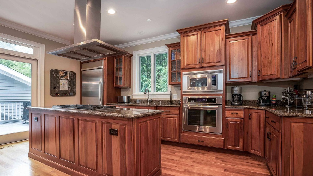 Delavan Lake House | Island Getaway on Delavan Lake – Luxurious 8 BDR w/Private Pool & Game Room!