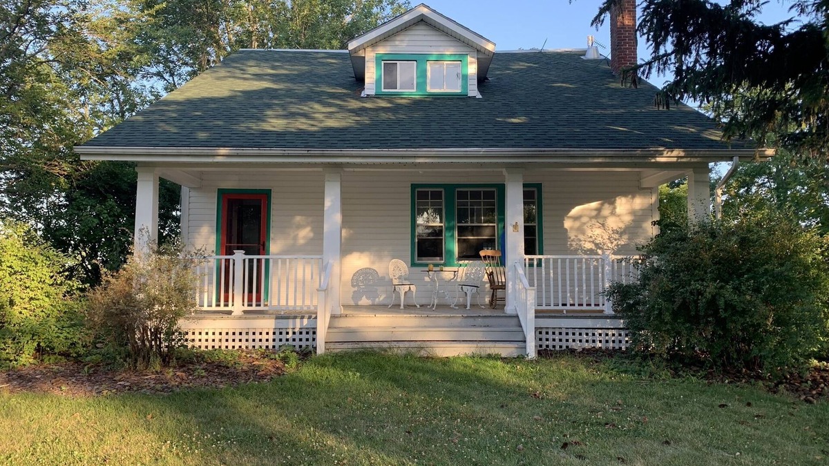 Loyalist House | Island Home in Stella- steps to the lake