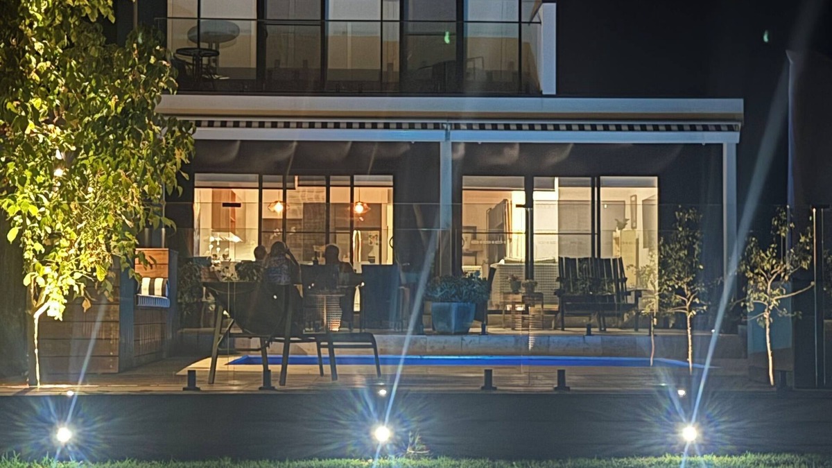 Yarrawonga House | Island Lakeside Retreat central to town