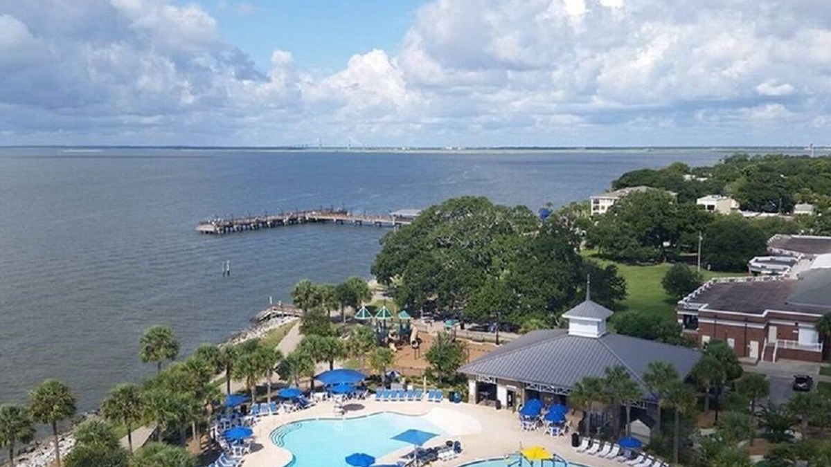 Saint Simons Heights Condo | ISLAND SQUARE CONDO - CONVENIENTLY LOCATED TO SHOPPING AND DINING