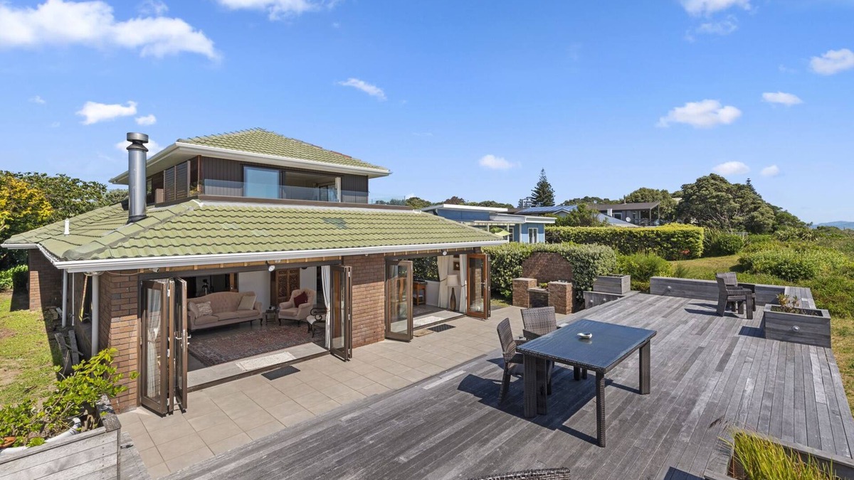 Paraparaumu Beach House | Island View Beach House - Paraparaumu Beach Home