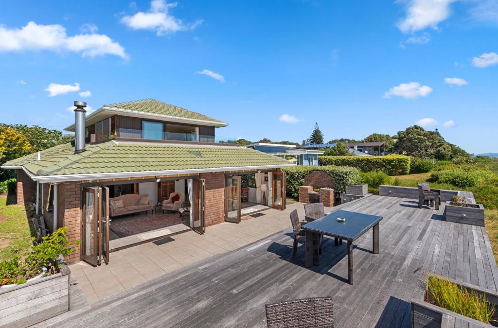 Paraparaumu Beach House | Island View Beach House - Paraparaumu Beach Home