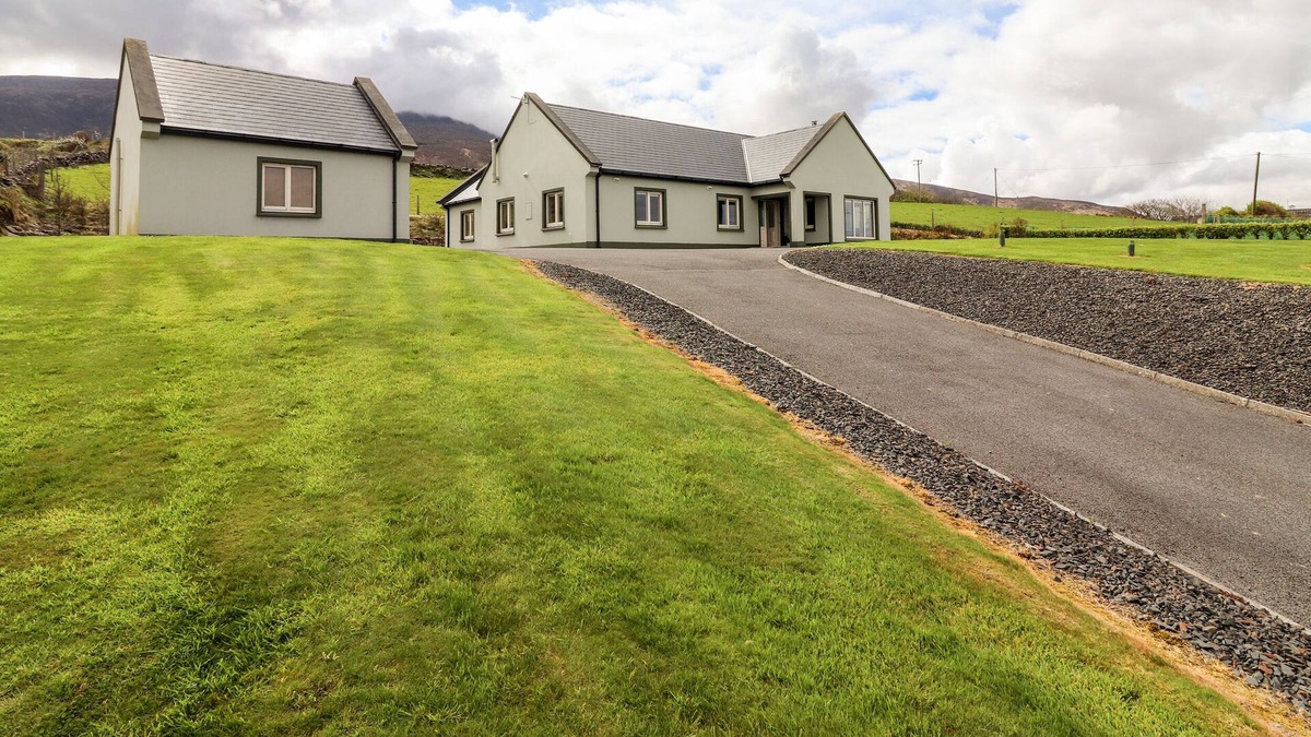 Castlegregory Cottage | ISLAND VIEW, family friendly in Castlegregory, County Kerry