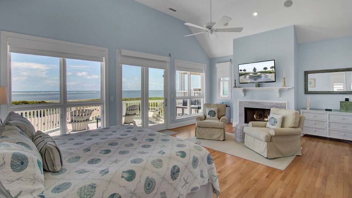 Ocean Point House | “Island’s Edge” at 45 Ocean Point|Oceanfront|Two Oceanfront Decks|All New Master Bath|Close to Oc.