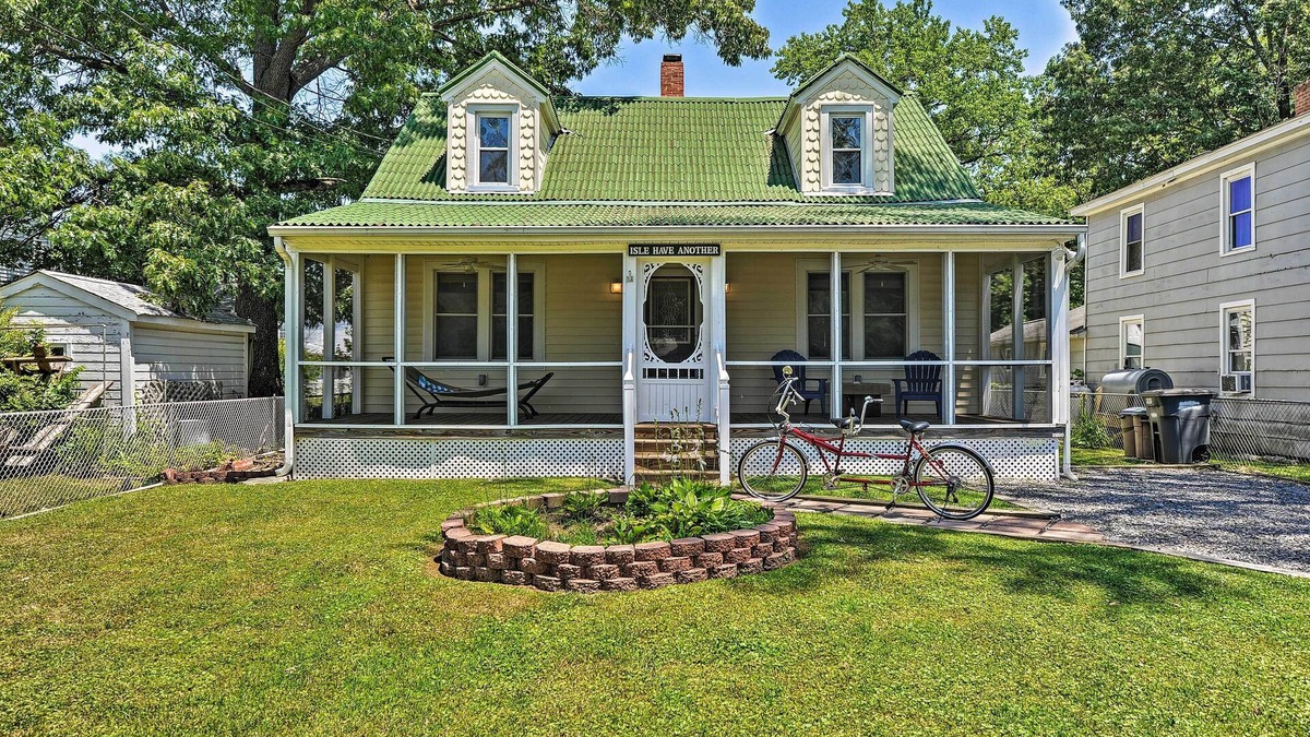 Colonial Beach House | 'Isle Have Another' - 1 Block to Colonial Beach!