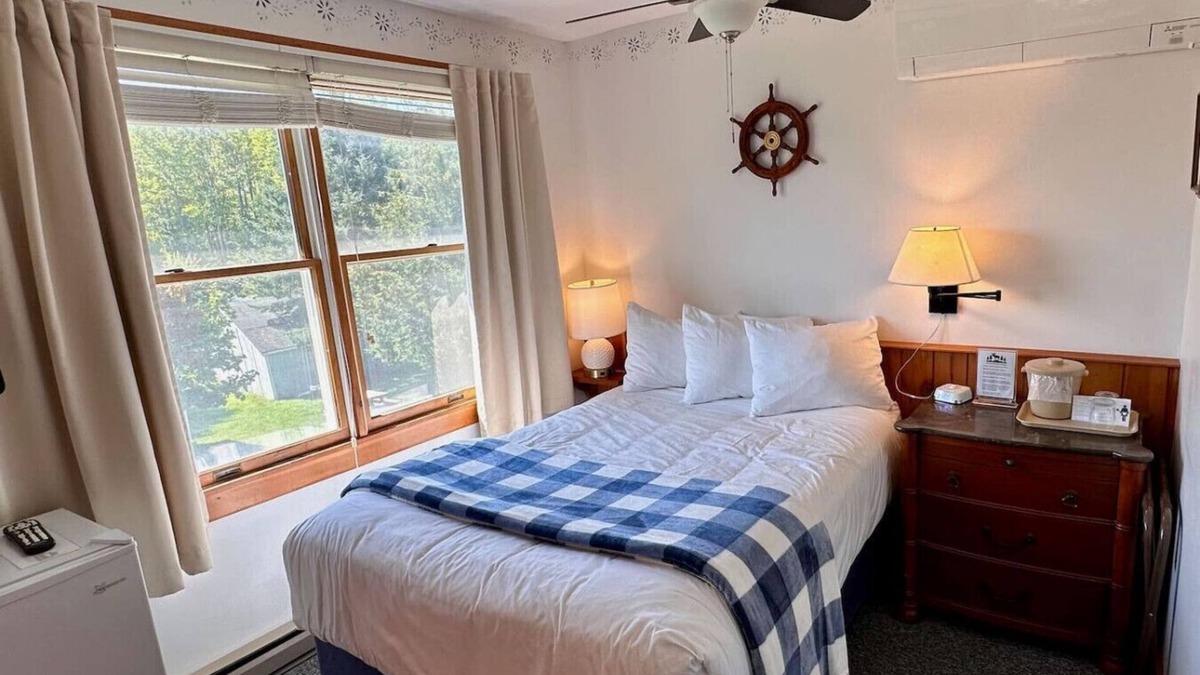 Trenton Apartment | Isleview Gallery Rm 11 - Walk to lobster shacks!
