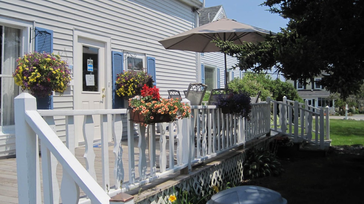 Trenton Hotel | Isleview Motel and Cottages