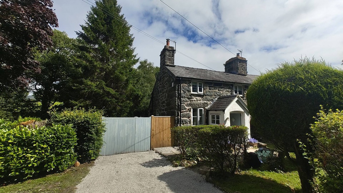 Llanuwchllyn House | ISLWYN, pet friendly, with open fire in Bala