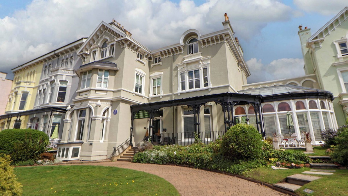 Waterloo Cottage | ISMAY LOUNGE APARTMENT- TITANIC INTEREST in Waterloo, Merseyside