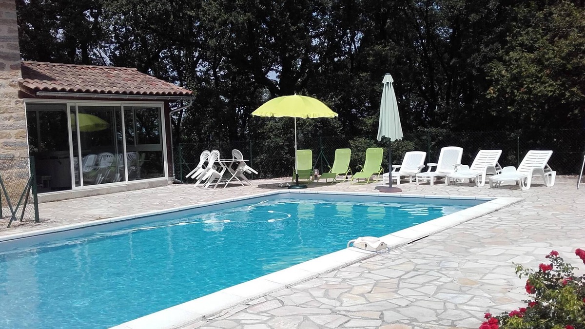 Espinas House | ISOLEE: VACATION HOME WITH POOL AND JACUZZI IN WOODED GROUNDS