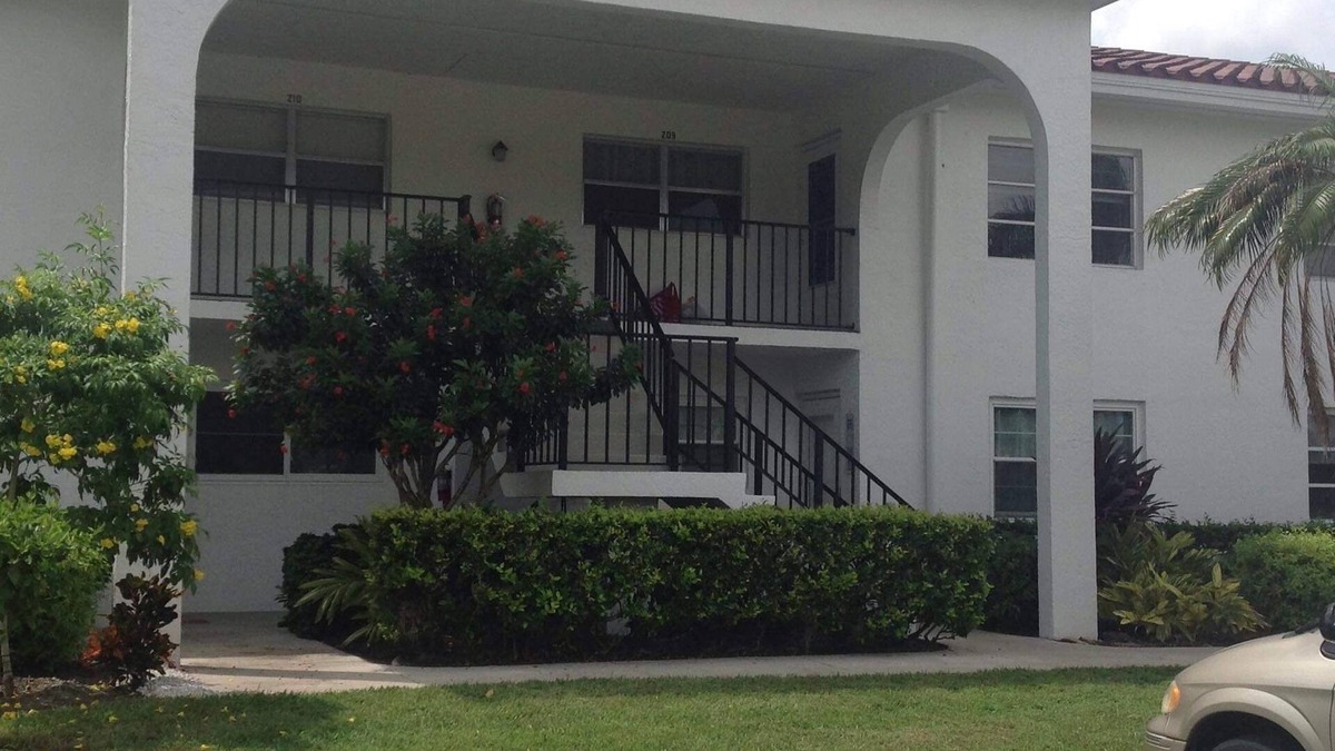 Central Naples Condo | It is at the heart of Naples. Minutes from beach. Condo w/pools, tennis, golf.