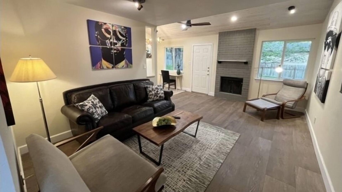 Parker Lane House | It is few minutes to downtown Austin, you can easily bike scooter to lady bird