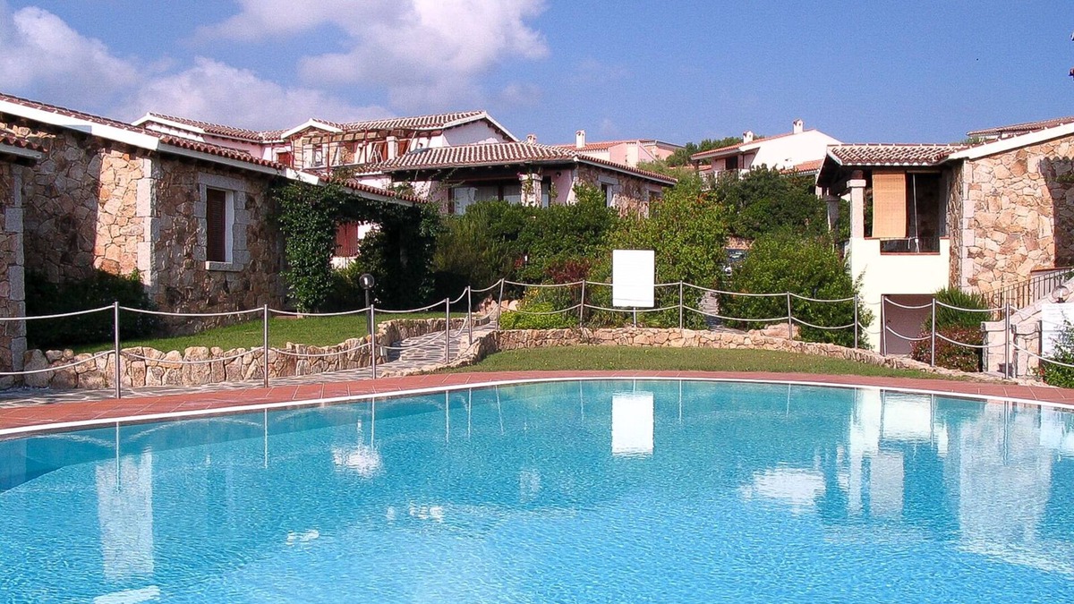 Monte Petrosu House | Apartment with garden and wi-fi in residence with swimming pool