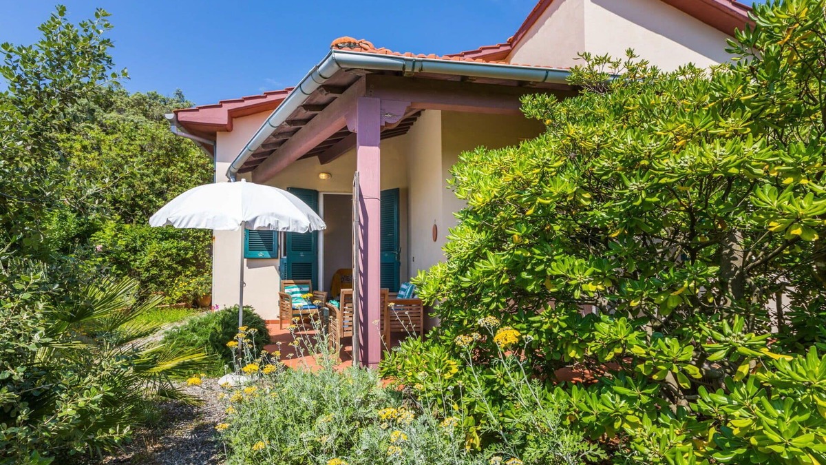 Castiglioncello Apartment | Cosy apartment for 4 people with patio and parking