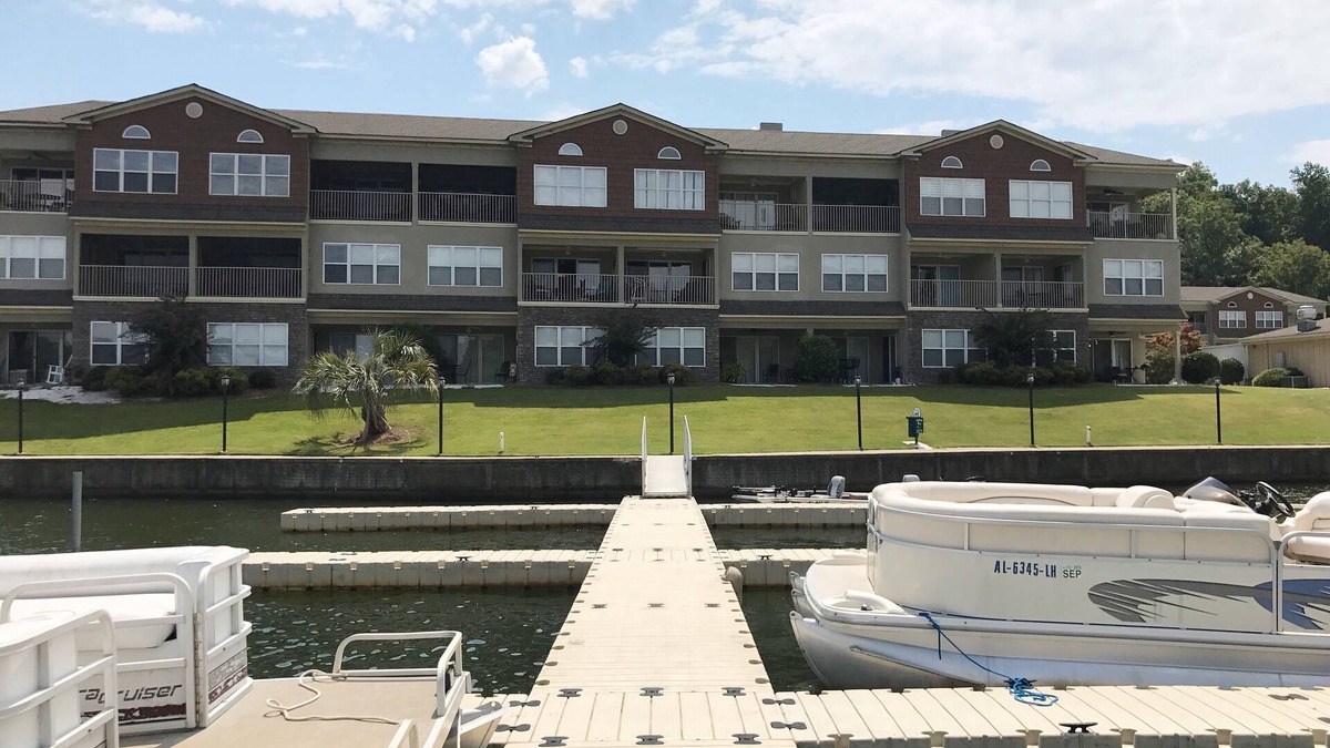 Alexander City Condo | It's time for Auburn Football! Book now. 6 sleeping places